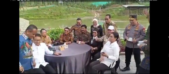 Airlangga Sentil Bahlil: Kursi Kapolri Saja di Ambil