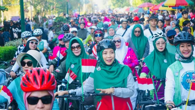 Berita Foto: Ribuan Orang Ikut Gowes Bareng Umi Rohmi