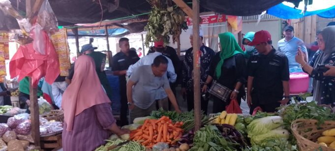 Pedagang Pasar Seketeng Doakan Kemenangan Rohmi-Firin