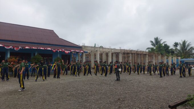 Tingkatkan Rasa Cinta Tanah Air, Babinsa Koramil Kota Bekali Wawasan Kebangsaan Dan Bela Negara Siswa-Siswi SMA Taruna