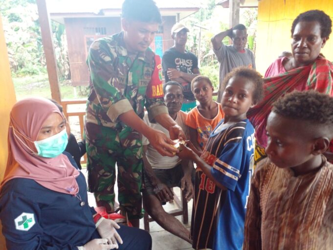 Wujud Kepedulian Terhadap Kesehatan Warga Binaan, Babinsa Koramil 1710-06/Agimuga Bersama Puskesmas Berikan Pengobatan di Daerah Terpencil