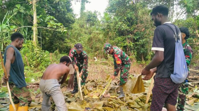 Ikut Berbelasungkawa Danramil 06/Agimuga Melayat Kerumah Duka Warga Binaannya