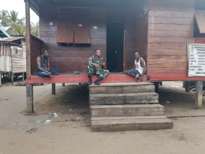 Perkokoh Kemanunggalan, Babinsa Koramil Kokonao Anjangsana Ke Rumah Warga