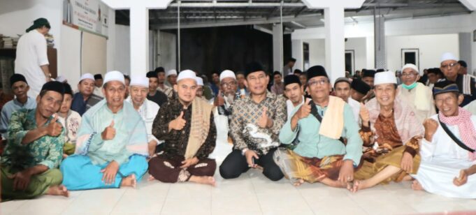Jamaah Majelis Taklim Riyadus Salihin Mataram Doakan Rohmi – Firin Menang