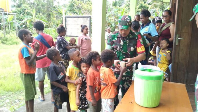 Koramil Mapurujaya Bantu Petugas Kesehatan Pada Kegiatan Posyandu Sembari Pemberian Makanan Tambahan