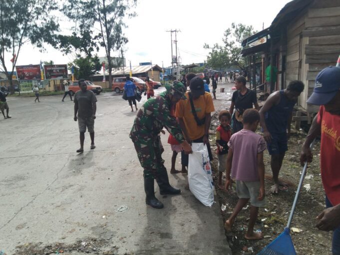Wujudkan Lingkungan Bersih, Babinsa Koramil 07/Mapurujaya Gotong Royong Bersama Warga Bersihkan Jalan