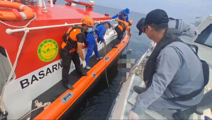 Bakamla RI Bersama Tim SAR Gabungan Berhasil Temukan Korban KM Karya Sempurna 7 di Perairan Kubu Raya