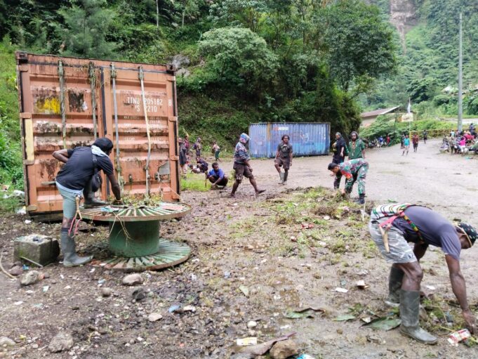 Peduli Dengan Lingkungan, Babinsa Koramil Tembagapura Ajak Warga Bersihkan Jalan