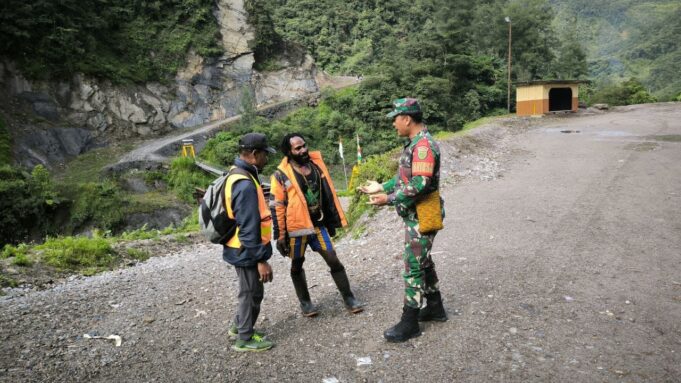Babinsa Koramil 1710-04/Tembagapura Laksanakan Komsos Secara Intensif Di Wilayah Binaan