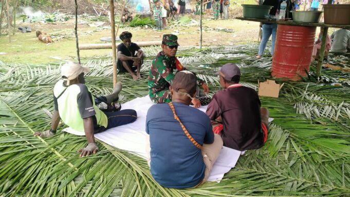 Babinsa Koramil 1710-06/Agimuga Gelar Komsos Bersama Warga Binaan Sembari Monitoring Perkembangan Situasi Wilayah Jelang Pemilukada