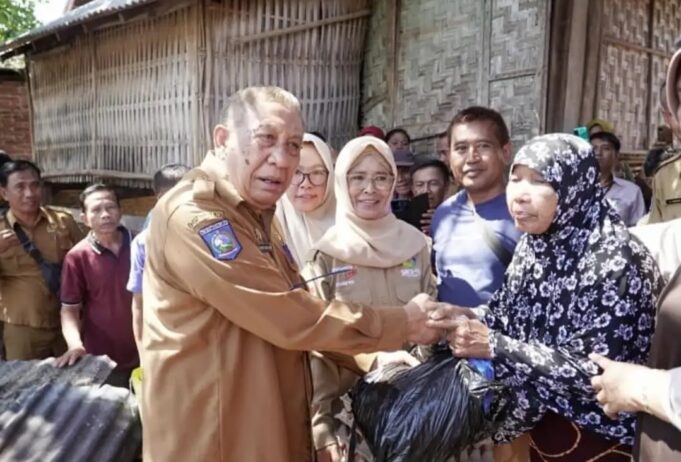 Kunjungi Korban Kebakaran Desa Lito, Bupati Serahkan Bantuan Sembako