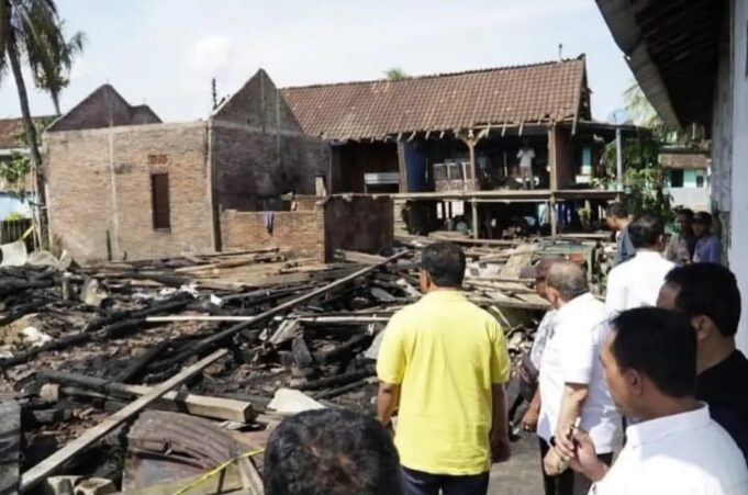 Bupati Sumbawa Kunjungi Korban Kebakaran di Kecamatan Tarano