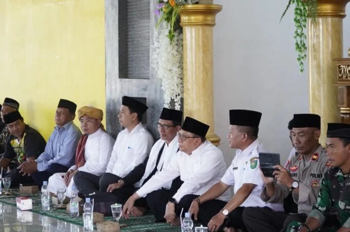 Bupati Serahkan Satu Ambulan di Desa Jaya Makmur