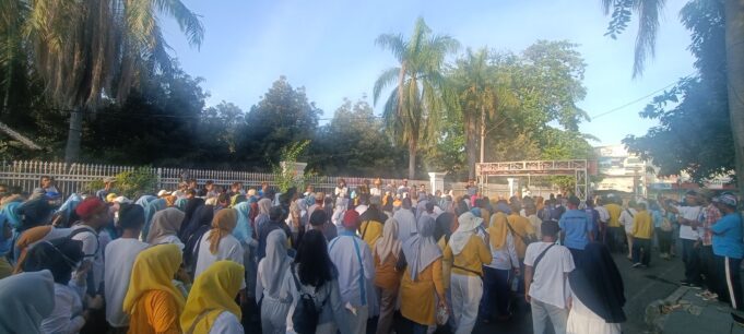 Ribuan Orang Ikuti Jalan Sehat Mo-BJS, Guru Ngaji Kelurahan Brang Bara Dapat Hadiah Umroh