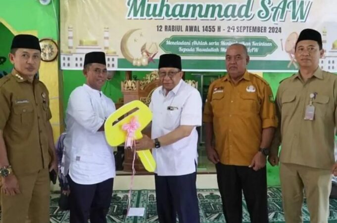 Ikuti Maulid, Bupati Serah Ambulan dan Resmikan Kantor Desa Senawang