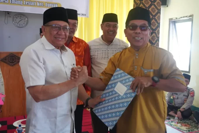 Bupati Serah SK Penegerian SD Brang Lamar