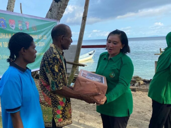 Kodim 1805/Raja Ampat Berbagi Bingkisan Sembako Dalam Rangkaian Kegiatan TMMD