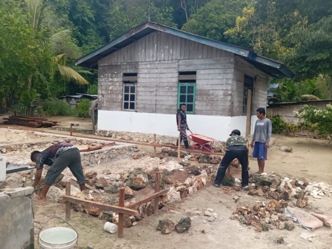 Semangat Tak Kenal Lelah, Satgas TMMD Kodim 1805/Raja Ampat dan Warga Terus Bangun RTLH Meski Panas Terik Menghadang