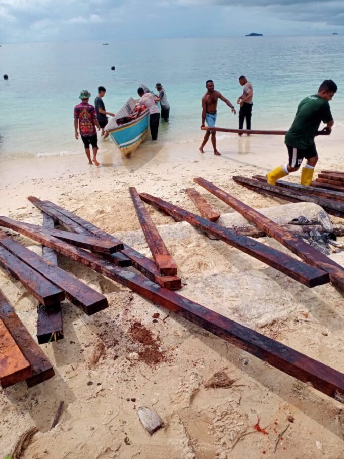 Satgas TMMD Kodim 1805/Raja Ampat Melangsir Mengangkat Kayu ke Titik Sasaran Dengan Cara Manual
