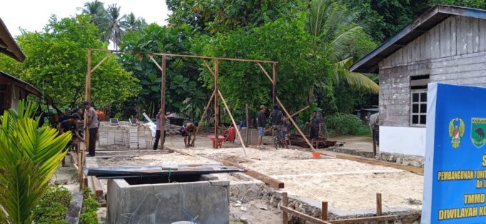 Satgas TMMD Kodim 1805/Raja Ampat dan Warga Gotong Royong Merakit Kayu Untuk Pembangunan RTLH