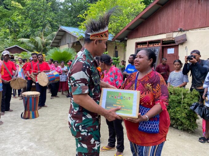 Tim Wasev TMMD Sterad Turut Serta Serahkan Sejumlah Bantuan Untuk Warga Kampung Saporkren
