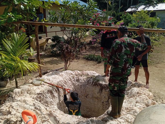 Berselimutkan Terik, Satgas TMMD Ke-122 Kodim 1805/Raja Ampat Melanjutkan Penggalian Sumur Gali