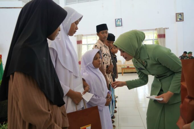 Kolonel Benny Rahadian Beri Tali Asih kepada Anak Yatim dalam Kunjungan Kerja di Batalyon 116/GS