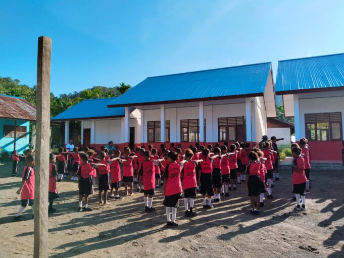 Tanamkan Kedisiplinan Sejak Dini, Anggota Satgas TMMD Ke-122 Kodim Raja Ampat Latih PBB di SDN 02 Raja Ampat