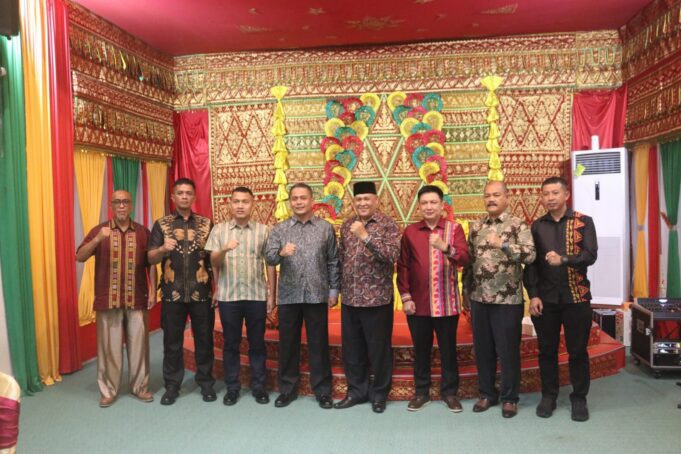 Danrem 012/Teuku Umar Disambut dengan acara Peusijuk di Pendopo Aceh Selatan