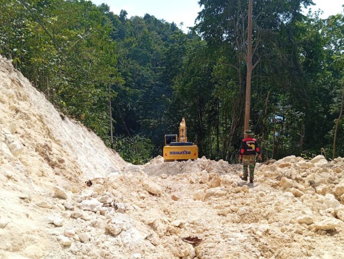 Satgas TMMD Ke-122 Kodim 1805/Raja Ampat Terus Kebut Menembus Gunung