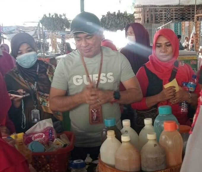 Blusukan di Pasar Seketeng dan Brang Biji, Pasangan RASA Disambut Antusias Ratusan Pedagang