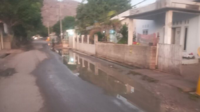 Warga Keluhkan Bau Pesing Air Got yang Ada di Desa Mantun yang Meluap Hingga Bahu Jalan
