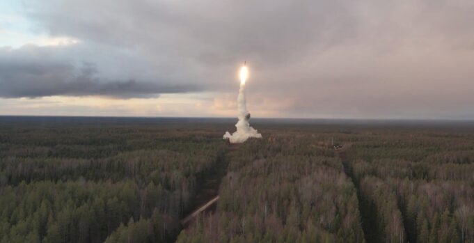 Pengebom Tu-95 Luncurkan Rudal Jelajah, Rusia Uji ICBM dan Rudal Balistik dari Kapal Selam Nuklir