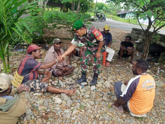 Pererat Silaturahmi, Babinsa Koramil Kuala Kencana Komsos Dengan Warga Desa Binaan