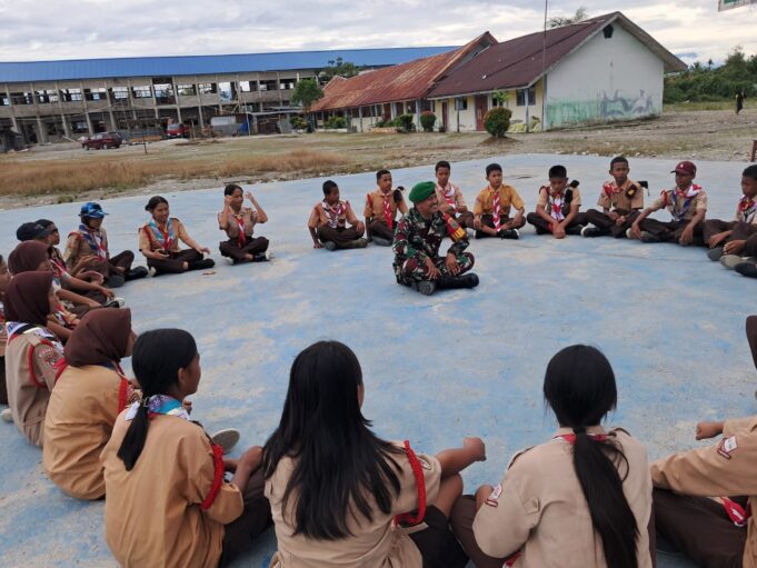 Tanamkan Kedisiplinan, Babinsa Timika Latih PBB dan Beri Wawasan Kebangsaan di SMP Negeri 5 Mimika