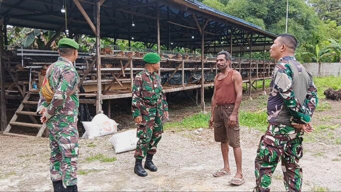 Babinsa Koramil 1710-07/Mapurujaya Laksanakan Komsos Dengan Peternak Lokal Di Wilayah Binaan