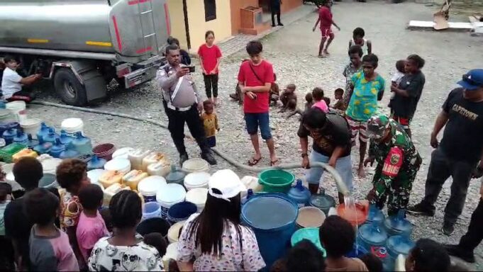 Agar Berjalan Lancar dan Merata, Babinsa Koramil Mapurujaya Bantu Pembagian Air Bersih Kepada Warga Binaan
