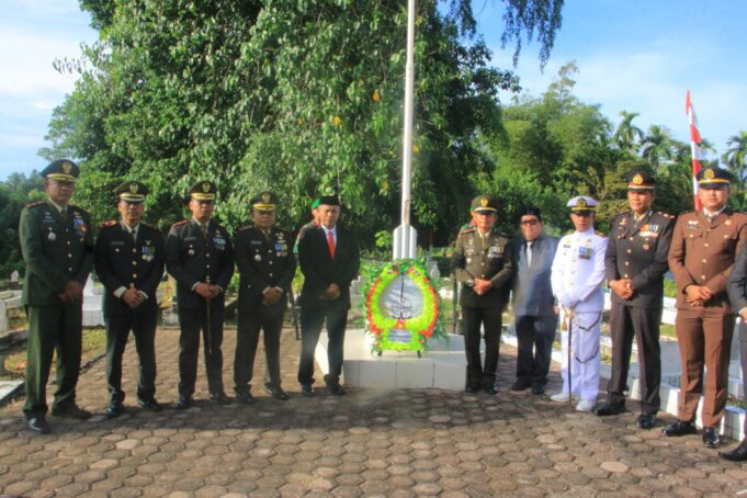 Peringati Hari Pahlawan, Korem 012/TU Gelar Upacara Ziarah Nasional di TMP Rundeng