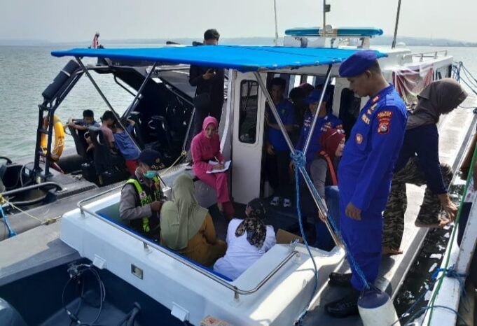Sat Polairud Polres Sumbawa Sosialisasi Klinik dan Perpustakaan Terapung di Pantai Goa