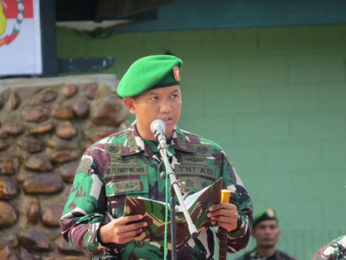 Dandim 1710/Mimika Sampaikan Amanat Kasad Saat Pimpin Upacara Bendera