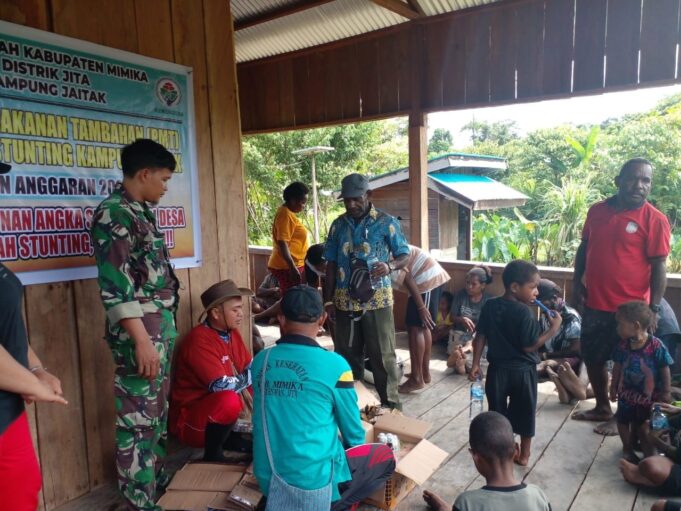 Babinsa Koramil 1710-06/Agimuga Dampingi Penyaluran PMT Di Wilayah Binaan