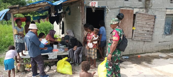 Bantu Pencegahan Penyakit Kaki Gajah, Babinsa Kuala Kencana Dampingi Petugas Kesehatan Pada Saat Survey dan Pengambilan Sampel Darah