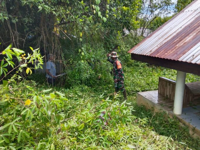 Babinsa Koramil 1710-03/Kuala Kencana Bersama Warga Bersihkan Tempat Pemakaman Umum