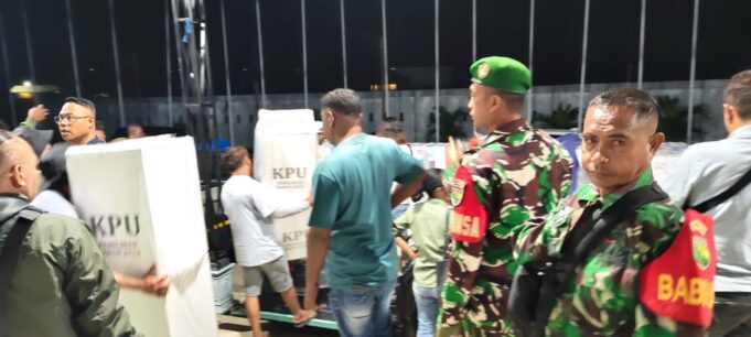 Pastikan Distribusi Logistik Pilkada Berjalan Lancar, Babinsa Jajaran Kodim 1710/Mimika Lakukan Pengawalan