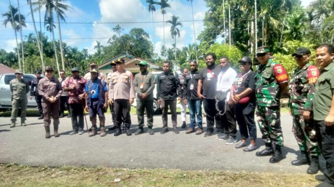 Dandim 1710/Mimika Dampingi Wakapolda Papua Pantau Langsung Pemungutan Suara Di TPS