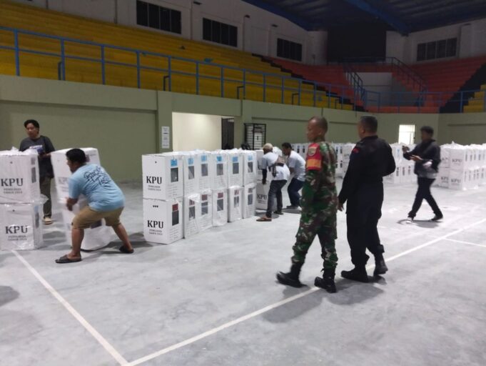 Babinsa Jajaran Kodim 1710/Mimika Kembali Kawal Logistik Pilkada Dari Wilayah Pedalaman