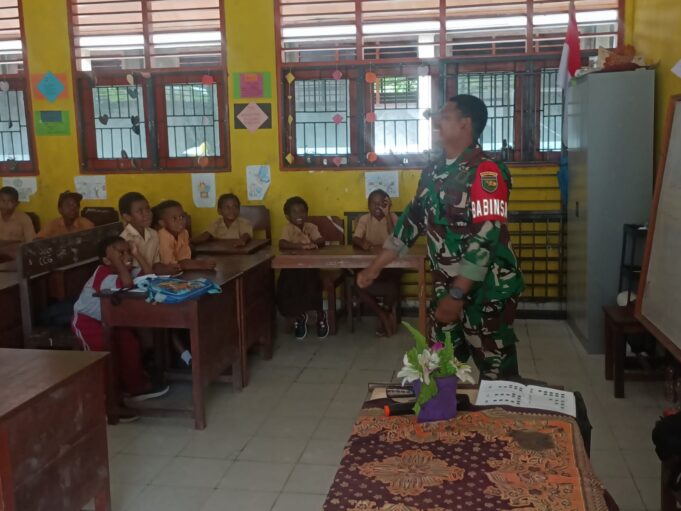 Peduli Pendidikan Anak, Babinsa Koramil 1710-02/Timika Bantu Mengajar Di Sekolah Dengan Metode Gasing