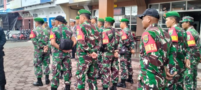Personel Kodim 1710/Mimika BKO Polres Mimika Amankan Jalannya Rapat Pleno Rekapitulasi Pilkada 2024