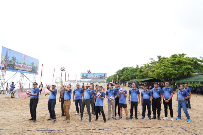 Pangdam Zamroni Buka Turnamen Voli Pantai di Sanur