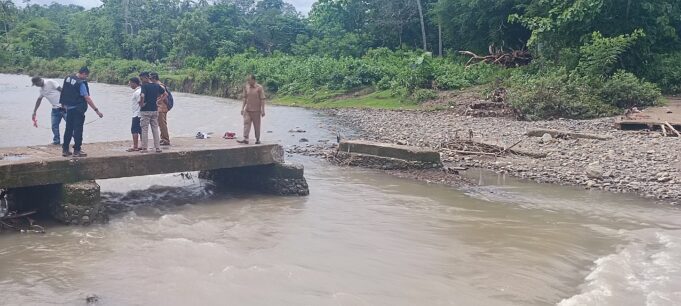 Jembatan Limpas Orong Sokal Putus Diterjang Banjir